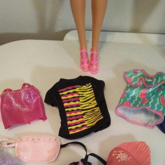 Two Barbies with clothes and accessories - 13 total pieces - Picture 8 of 8